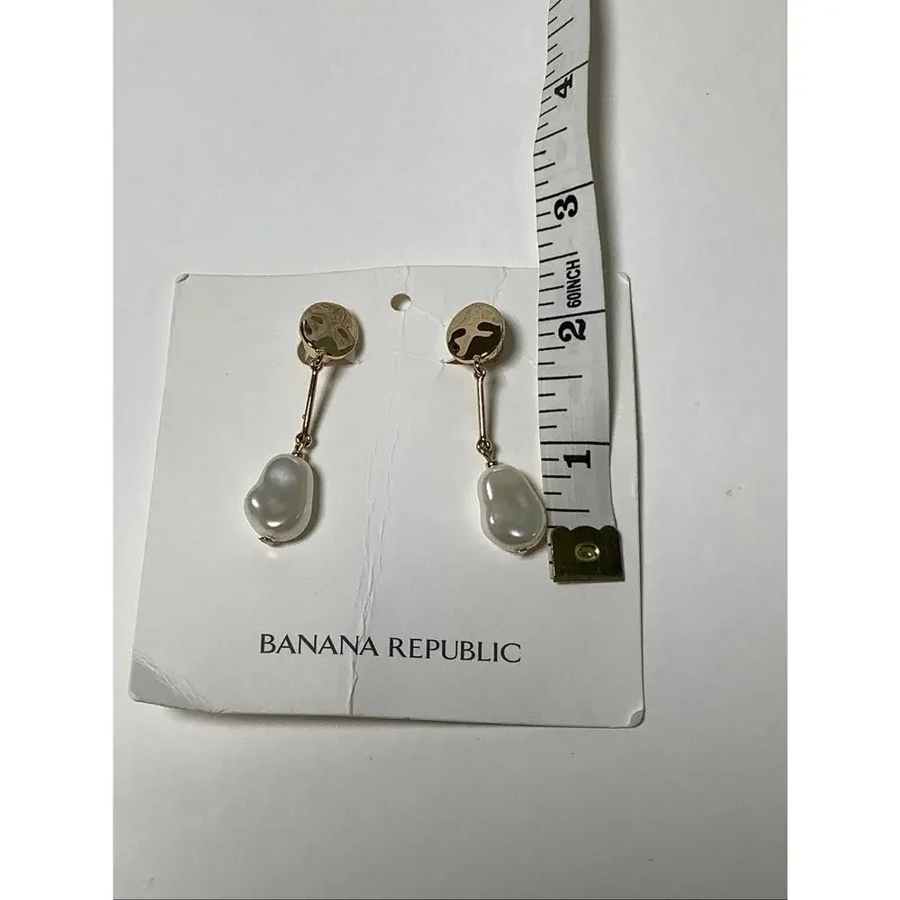 Banana Republic Gold Tone Pearl Baroque Drop Dangle Earrings Bridal Party E3-4